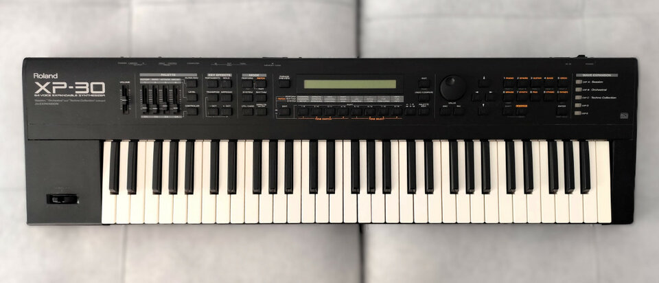 Roland XP-30 + 8 TARJETAS SR-JV80
