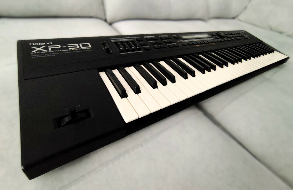 Roland XP-30 + 8 TARJETAS SR-JV80