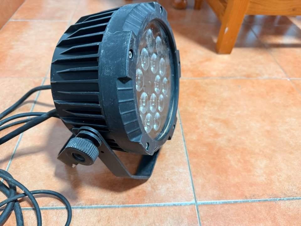 Iluminación profesional para eventos y discotecas. - Modelo: Slim Spot Arc de segunda mano · Foto 2 de 3 · Málaga · 75 €