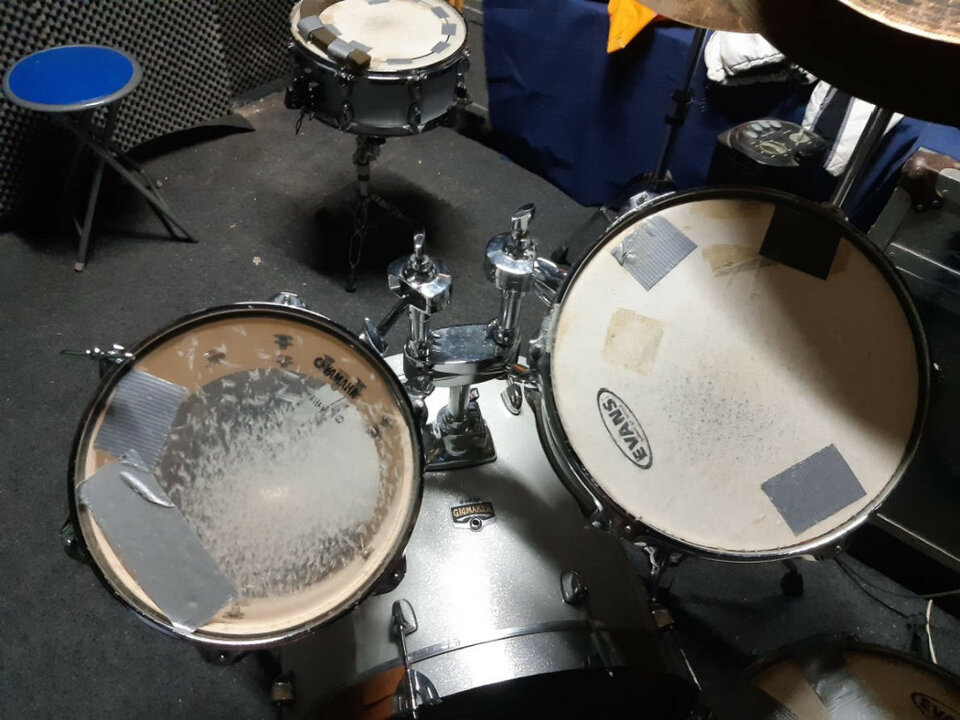 Vendo BATERIA YAHAMA GIGMAKER CON FUNDAS Y PLATOS- DOBLE PEDAL BOMBO cables para guitarra-micrófono-red