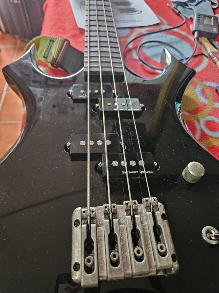 Vendo o Cambio Bajo BC RICH VIRGO de segunda mano · Foto 3 de 9 · Madrid · 300 €