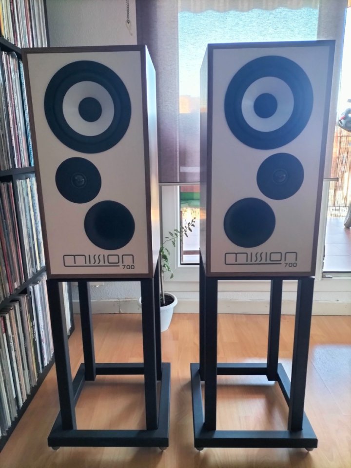 Altavoces Mission 700 con soportes