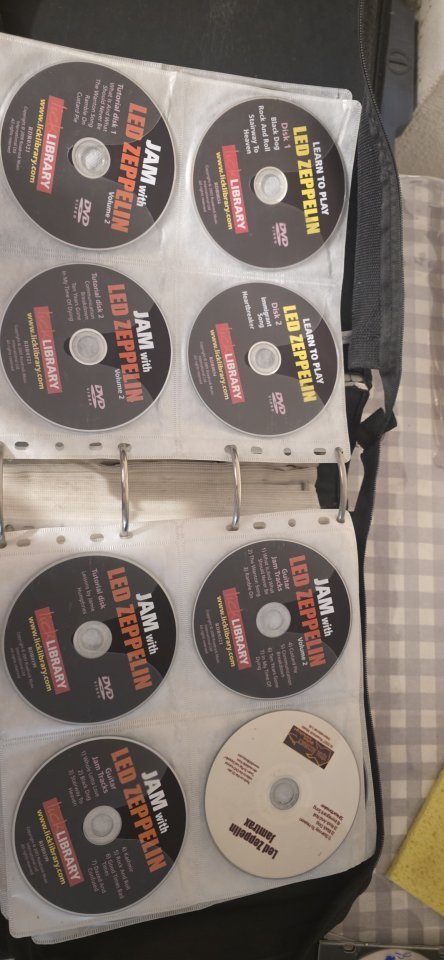 45 títulos y cursos tutoriales de guitarra y bajo lick library de segunda mano · Foto 2 de 3 · Alicante · 450 €