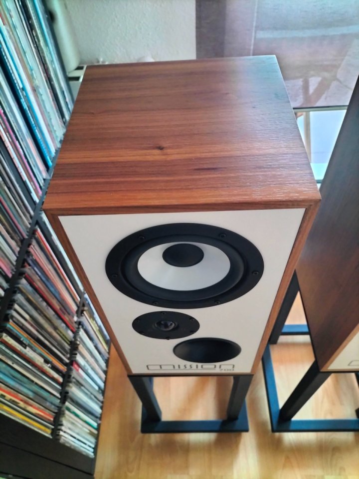 Altavoces Mission 700 con soportes