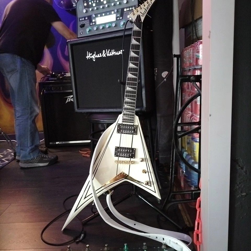 Jackson Pro Rhoads RRT-3 IV/BK Stripes de segunda mano · Foto 1 de 2 · Barcelona · 850 €