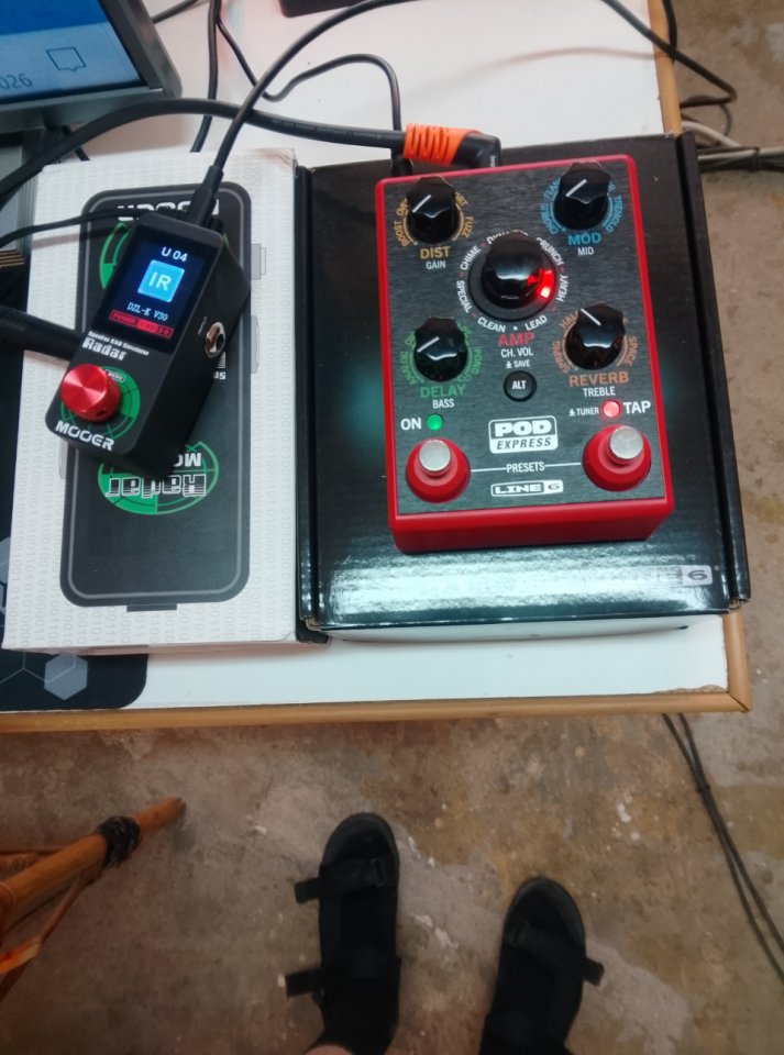 pod express de line 6 y mooer de radar 190 euros los dos. de segunda mano · Foto 1 de 5 · Barcelona · 190 €