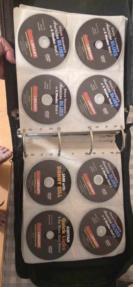 45 títulos y cursos tutoriales de guitarra y bajo lick library de segunda mano · Foto 3 de 3 · Alicante · 450 €