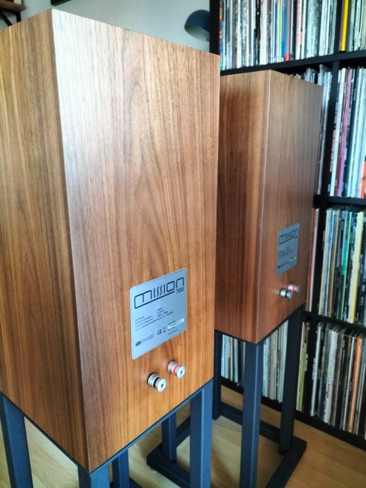 Altavoces Mission 700 con soportes