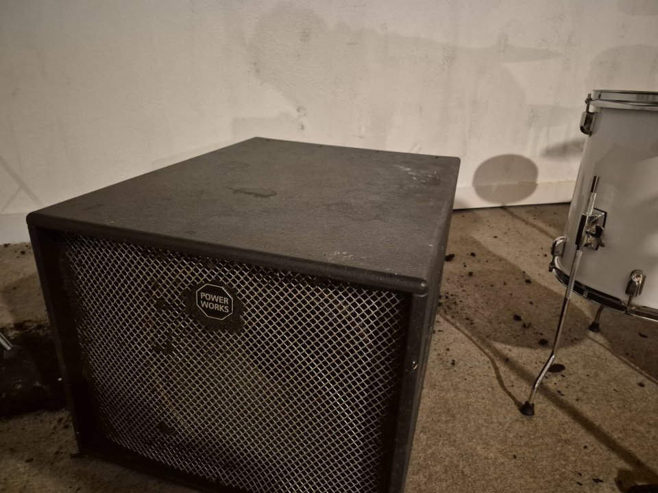 URGE POR MUDANZA - Equipo PA HK Audio: sub activo RS 15 SUB A + 2 PR:O 12 + soportes (45 min de Madrid) de segunda mano · Foto 2 de 8 · Madrid · 400 €