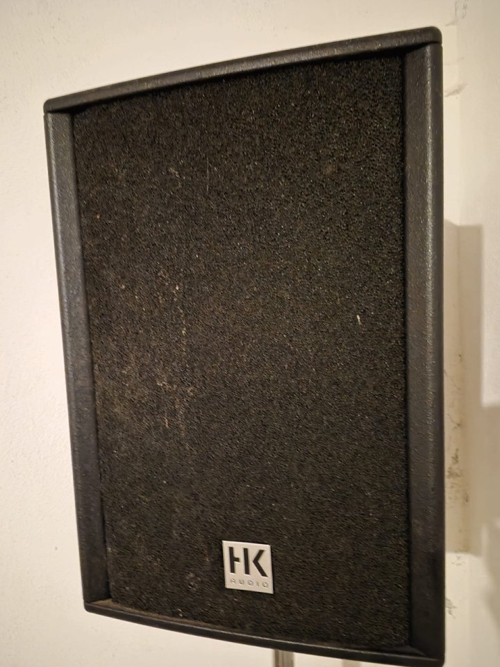 URGE POR MUDANZA - Equipo PA HK Audio: sub activo RS 15 SUB A + 2 PR:O 12 + soportes (45 min de Madrid) de segunda mano · Foto 3 de 8 · Madrid · 400 €
