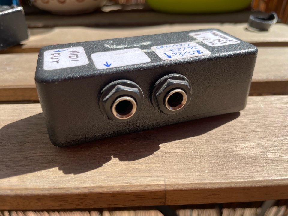 Pedalera Midi + Switcher de canales de ampli (Jomlabs)