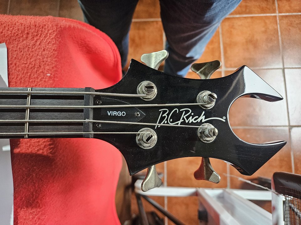 Vendo o Cambio Bajo BC RICH VIRGO de segunda mano · Foto 2 de 9 · Madrid · 300 €