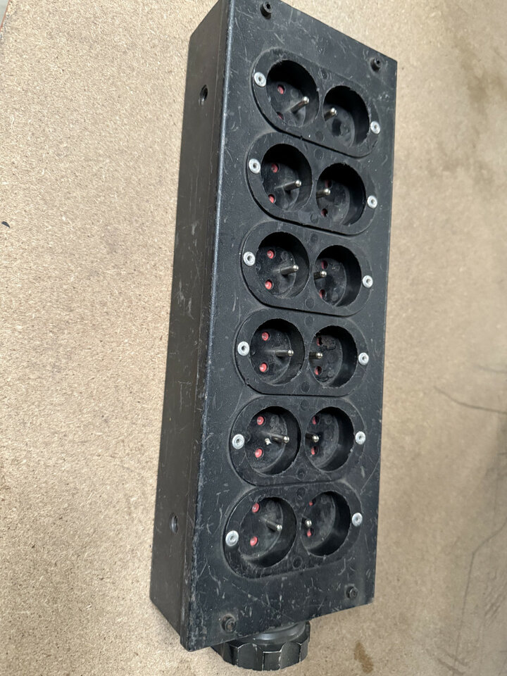 Lote 6 Cajas de corriente metálicas Socapex a Schuko