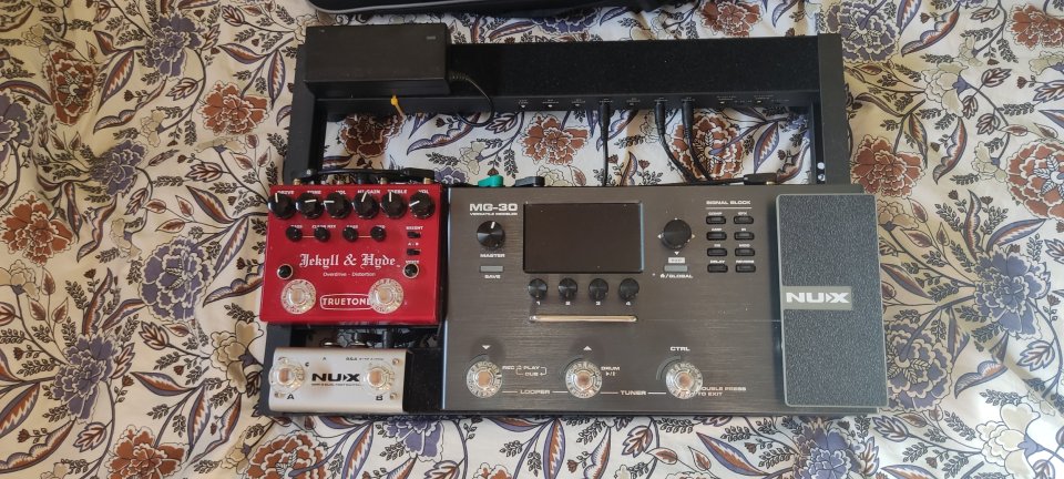 NUX MG-30 & Mercadillo variado de segunda mano · Foto 2 de 6 · Madrid · 165 €