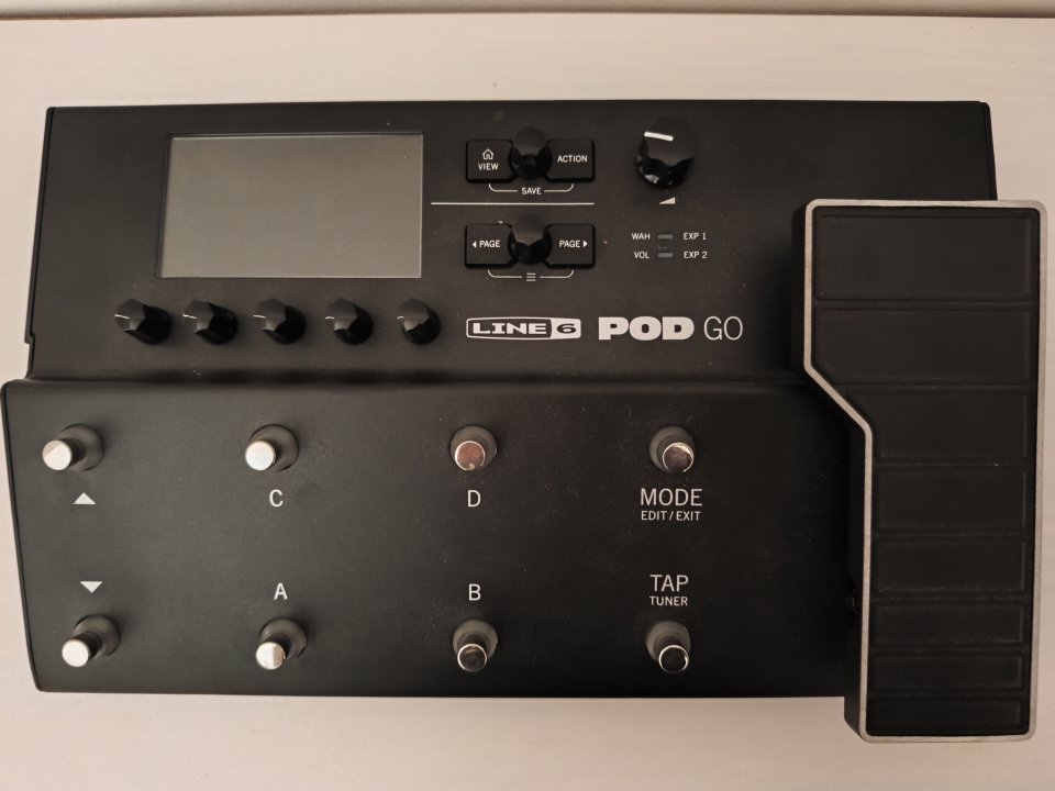Pedalera de efectos Line 6 POD GO y pantalla HEADRUSH FR 108. de segunda mano · Foto 1 de 4 · Almería · 400 €