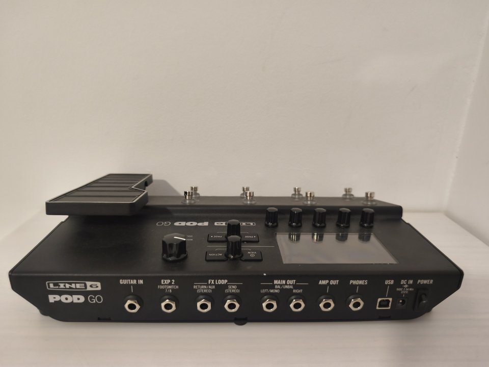Pedalera de efectos Line 6 POD GO y pantalla HEADRUSH FR 108. de segunda mano · Foto 2 de 4 · Almería · 400 €