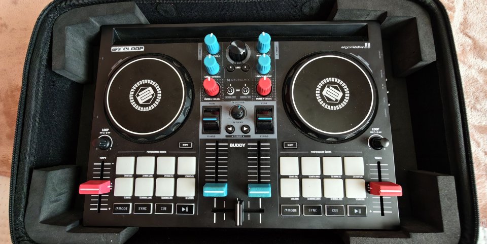 Controladora mesa DJ Reloop Buddy + estuche Reloop Bag Premium y accesorios