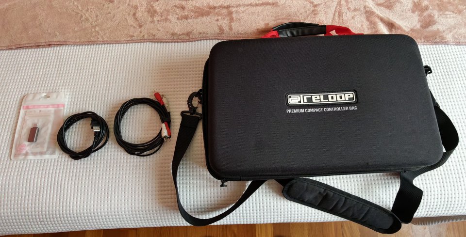 Controladora mesa DJ Reloop Buddy + estuche Reloop Bag Premium y accesorios