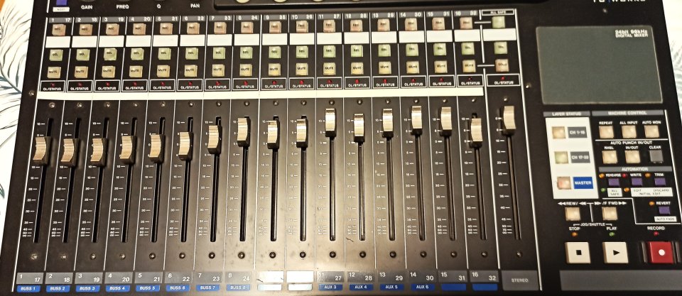 Vendo Mesa digital Tascam D-M24 con puente de vumetros y dos salidas ADAT