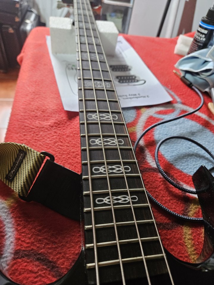 Vendo o Cambio Bajo BC RICH VIRGO de segunda mano · Foto 4 de 9 · Madrid · 300 €