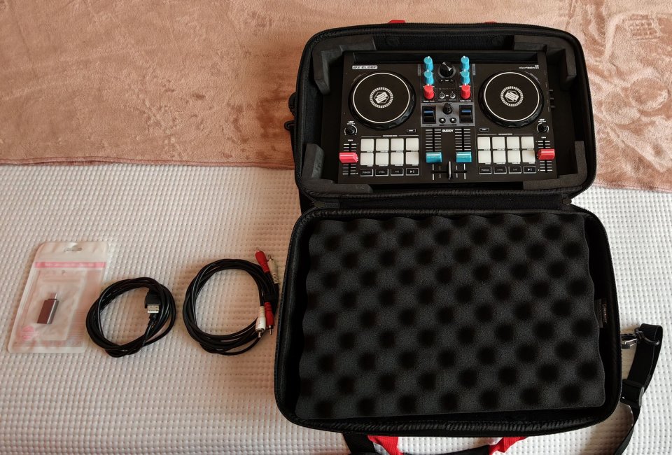 Controladora mesa DJ Reloop Buddy + estuche Reloop Bag Premium y accesorios