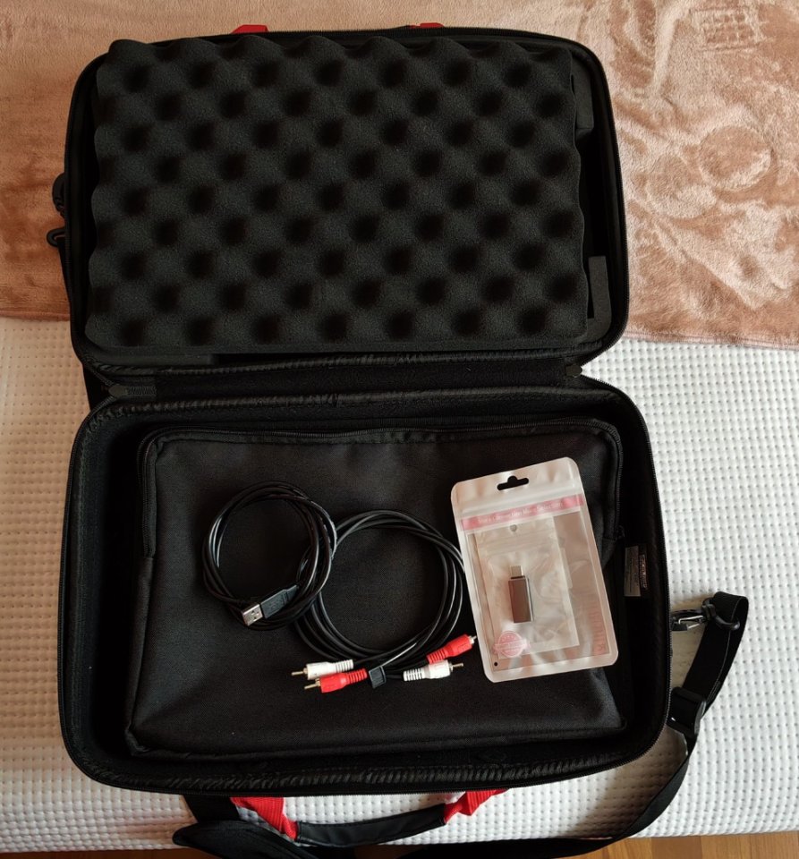 Controladora mesa DJ Reloop Buddy + estuche Reloop Bag Premium y accesorios