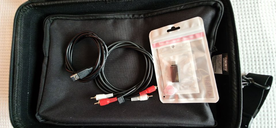 Controladora mesa DJ Reloop Buddy + estuche Reloop Bag Premium y accesorios