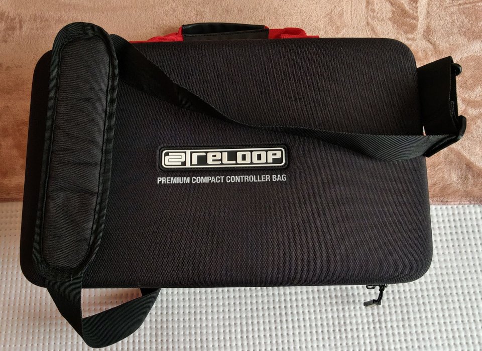 Controladora mesa DJ Reloop Buddy + estuche Reloop Bag Premium y accesorios