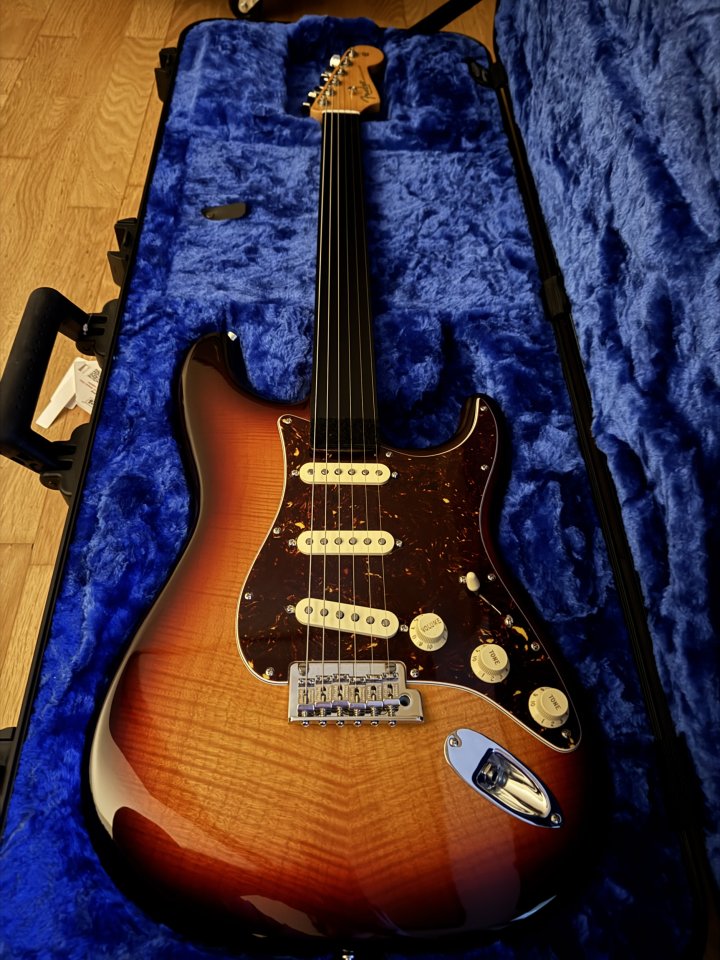 Fender Stratocaster 70th anniversary Am pro II strat rw cb de segunda mano · Foto 2 de 9 · Barcelona · 1650 €