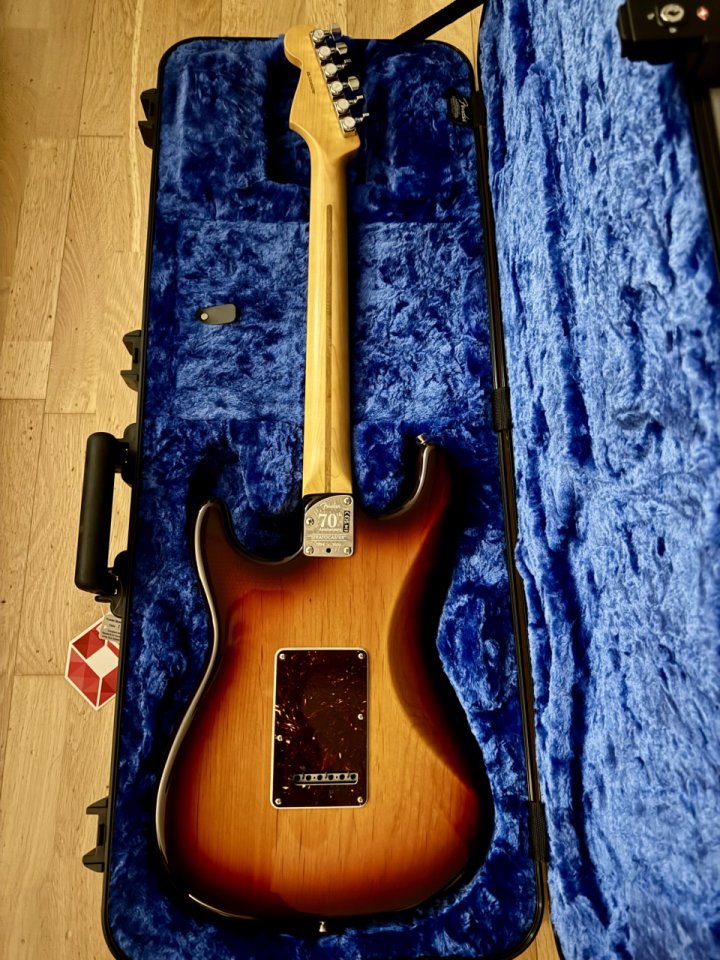Fender Stratocaster 70th anniversary Am pro II strat rw cb de segunda mano · Foto 3 de 9 · Barcelona · 1650 €