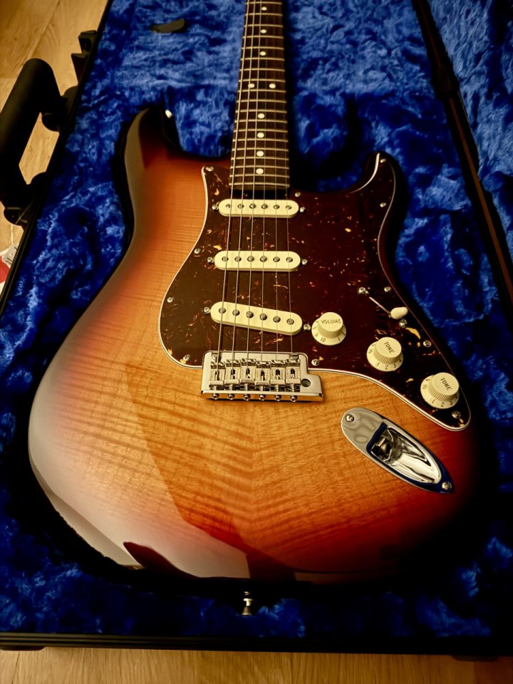 Fender Stratocaster 70th anniversary Am pro II strat rw cb de segunda mano · Foto 9 de 9 · Barcelona · 1650 €