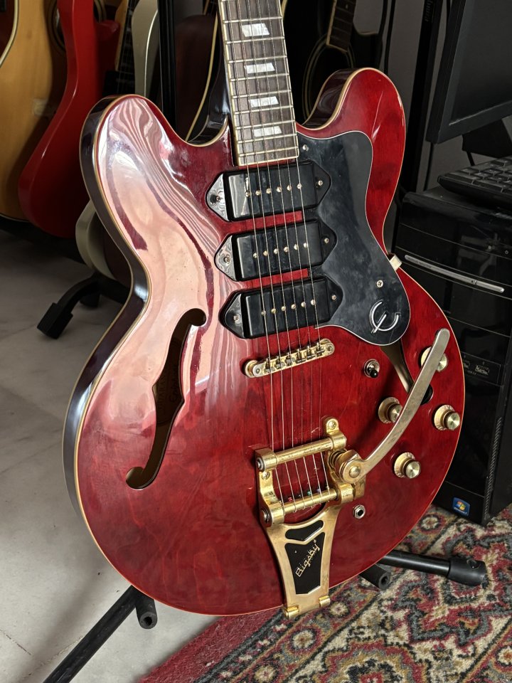 Cambio Epiphone Riviera P93 del 2012 de segunda mano · Foto 2 de 3 · Cádiz · 750 €