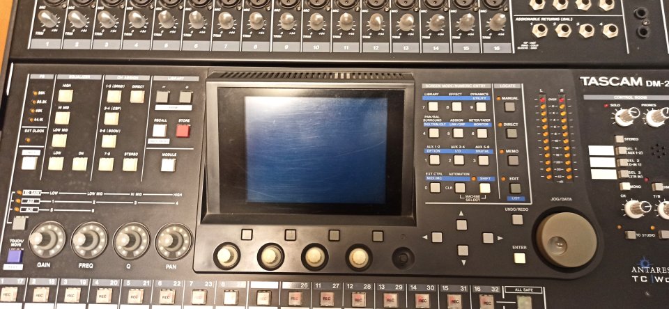 Vendo Mesa digital Tascam D-M24 con puente de vumetros y dos salidas ADAT