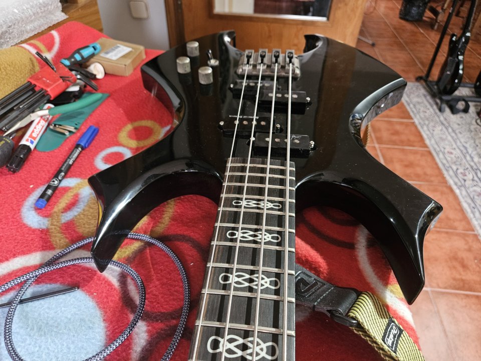 Vendo o Cambio Bajo BC RICH VIRGO de segunda mano · Foto 6 de 9 · Madrid · 300 €