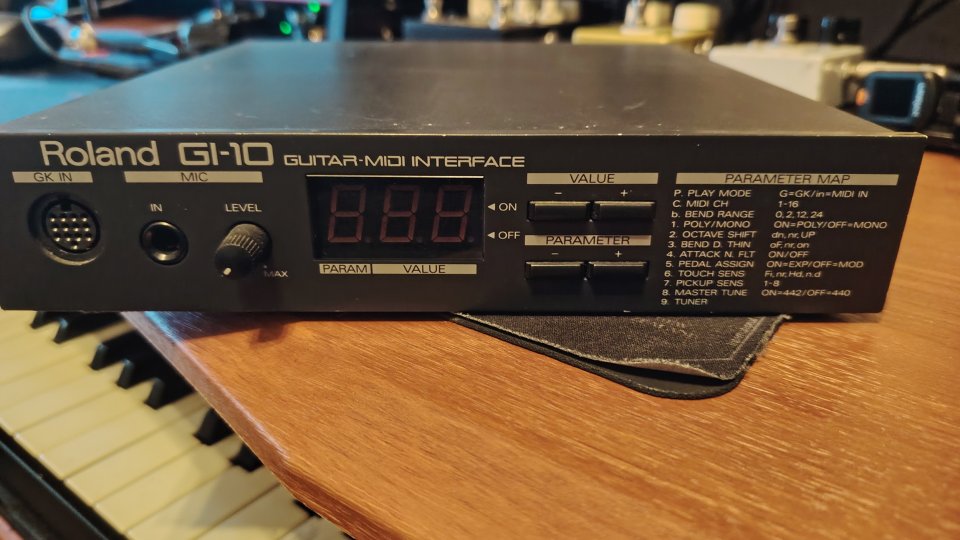 Roland GI-10 Interface MIDI y Pastilla Roland GK-2A