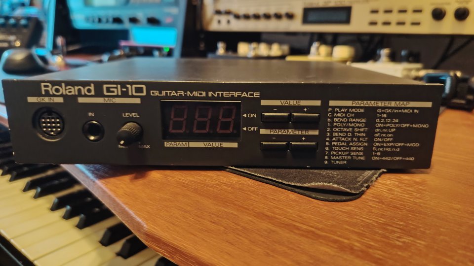 Roland GI-10 Interface MIDI y Pastilla Roland GK-2A