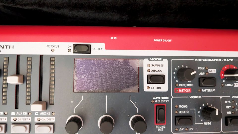 Nord Stage  4 Compact y Funda con ruedas