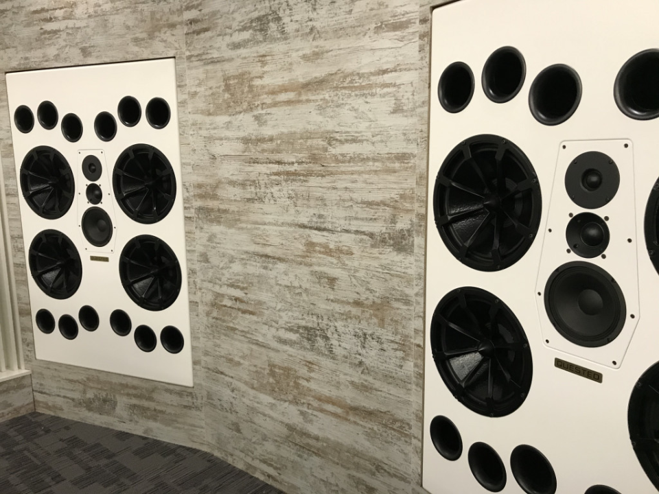 Monitores Quested HM415