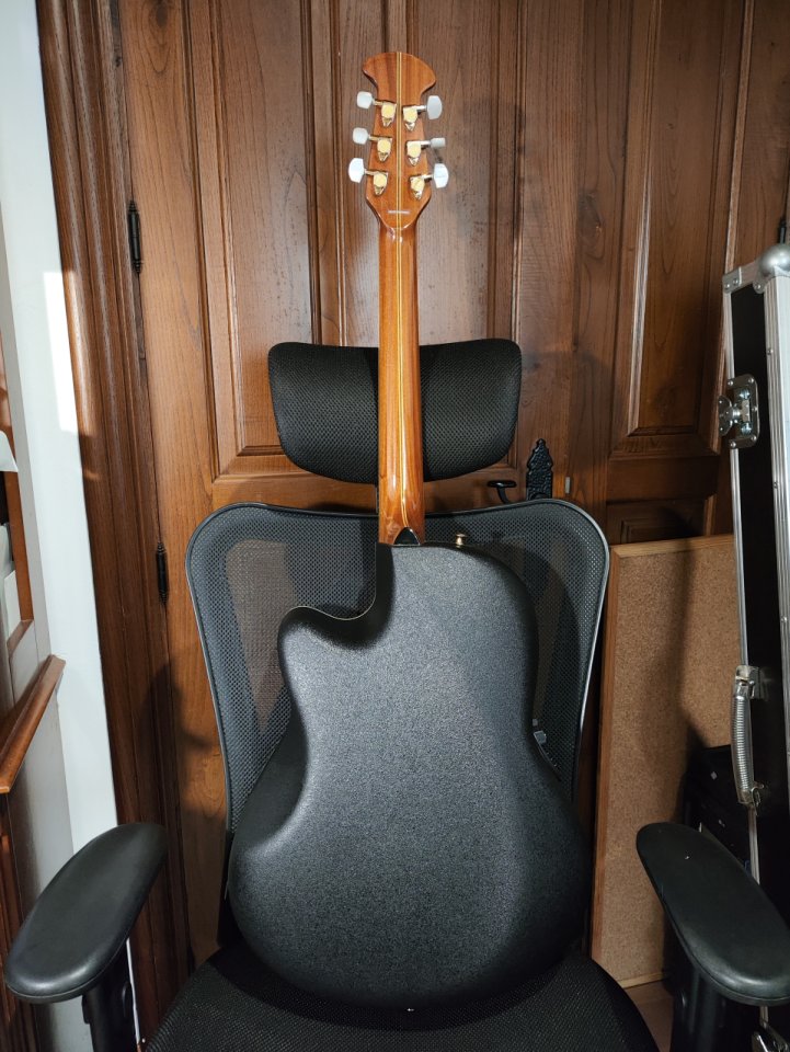Ovation C2079AX-1 Custom Legend más estuche
