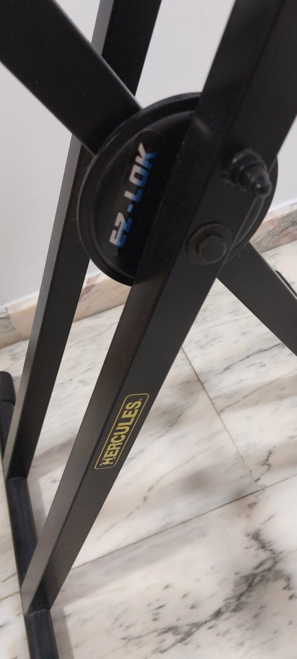 Soporte Doble HERCULES EZ-LOK de segunda mano · Foto 5 de 7 · Madrid · 75 €
