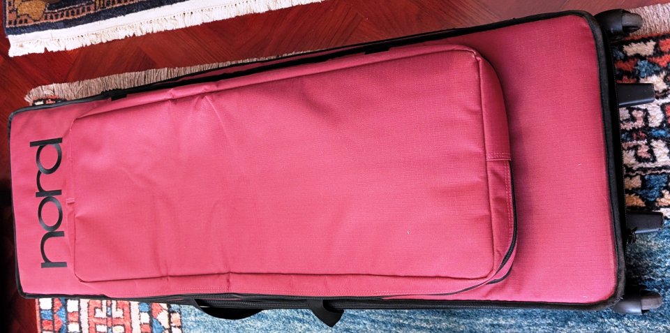 Nord Stage  4 Compact y Funda con ruedas