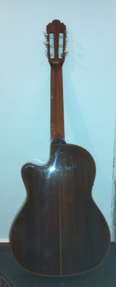 Guitarra Clásica Cutaway Amplificada de segunda mano · Foto 3 de 10 · Asturias · 350 €
