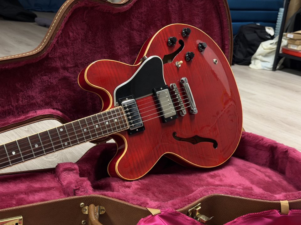 2004 Gibson ES-335 Dot - Cherry - 3.7 kg (Cambio) de segunda mano · Foto 1 de 10 · Madrid · 2700 €