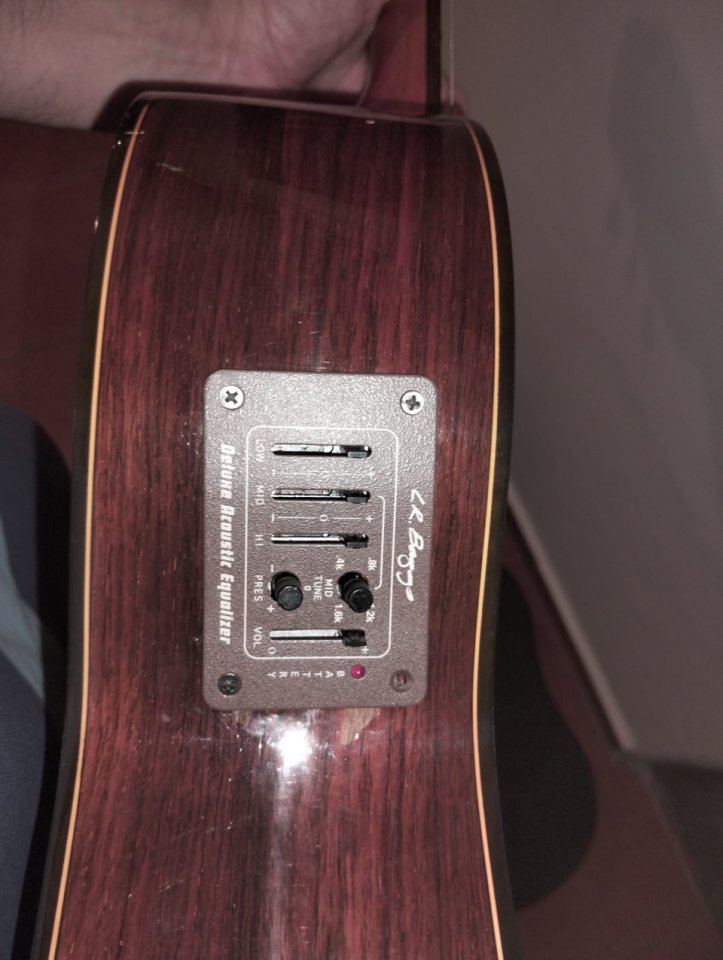 Guitarra Clásica Cutaway Amplificada de segunda mano · Foto 8 de 10 · Asturias · 350 €