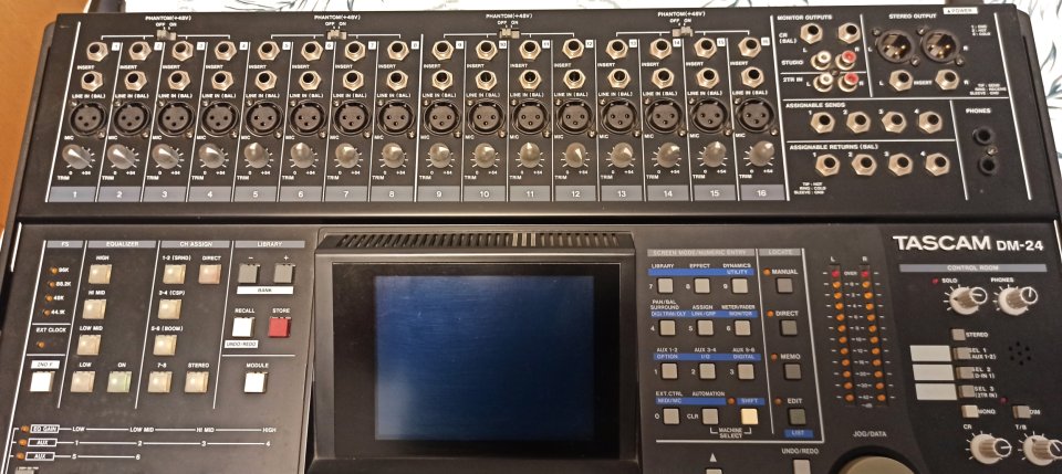 Vendo Mesa digital Tascam D-M24 con puente de vumetros y dos salidas ADAT