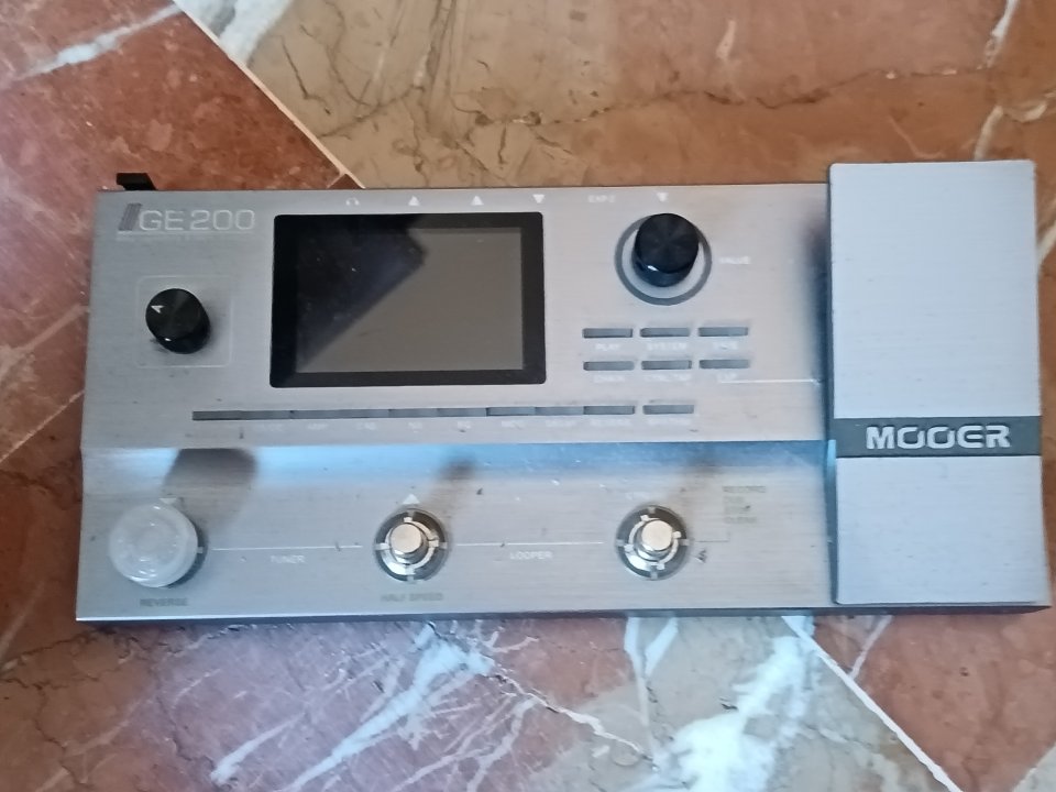 Pedalera Mooer Ge-200