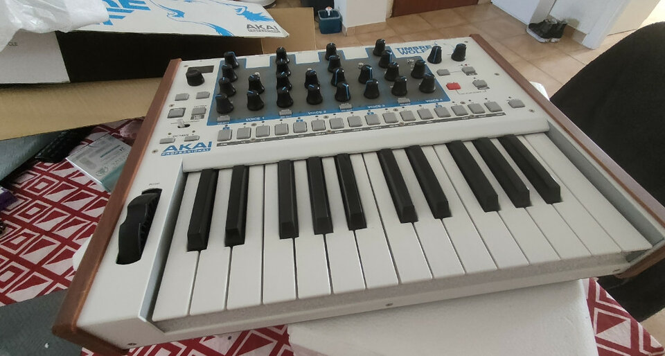 AKAI timbre wolf