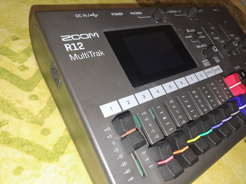 Multipistas Zoom R12 de segunda mano · Foto 1 de 5 · Madrid · 190 €