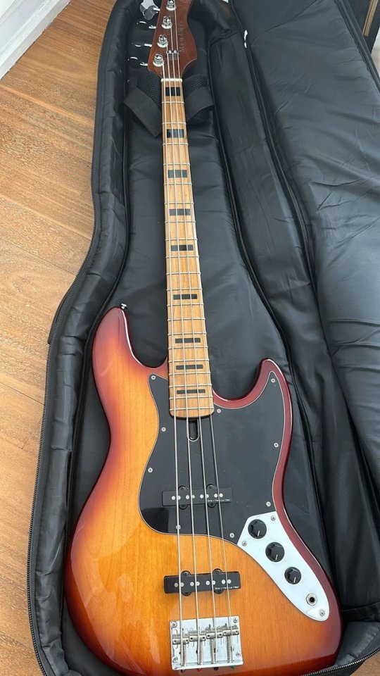 Marcus Miller V5 Alder-4 TS + mochila Armour ARM1550 de segunda mano · Bizkaia · 330 €