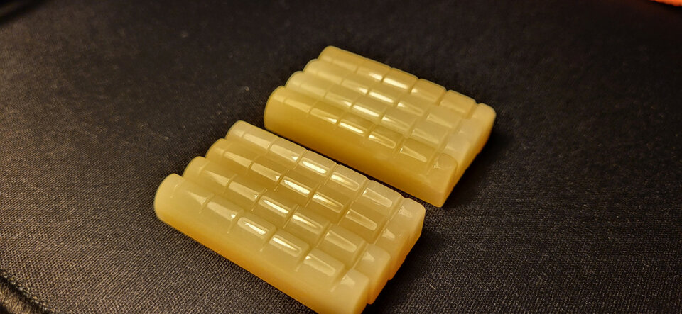 Cejuelas de hueso artesanas.